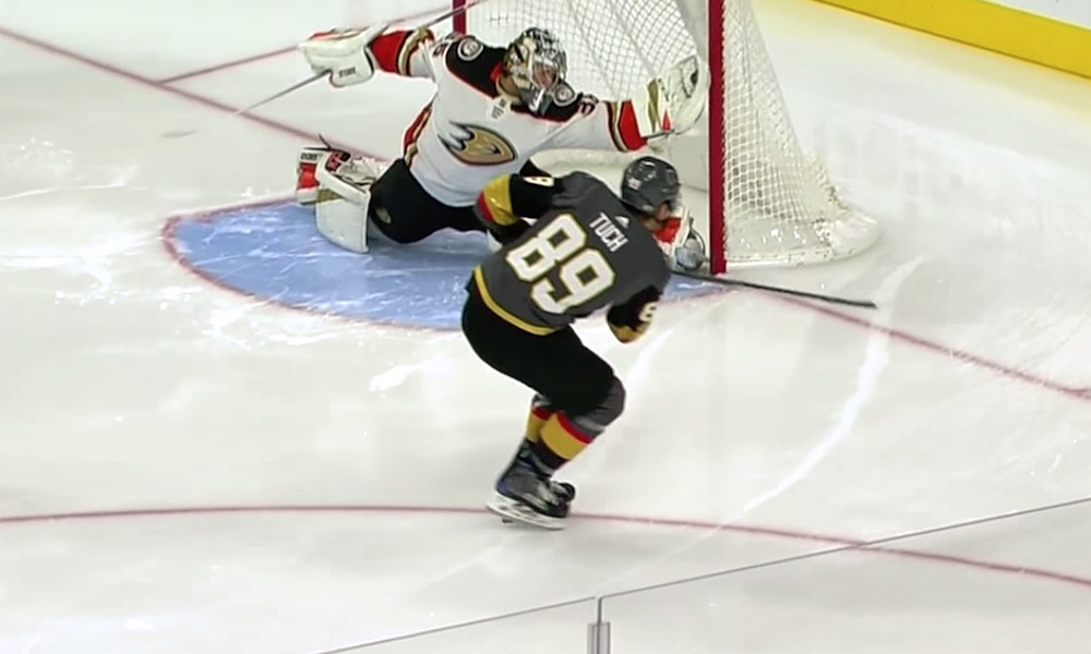 John Gibson nega il gol ad Alex Tuch con una parata eccezionale ...