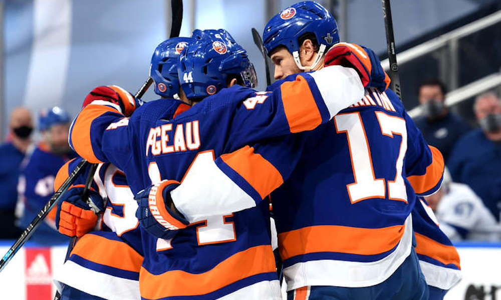 Li Islanders Gli Islanders battono per la prima volta i Lightning e riaprono la ...